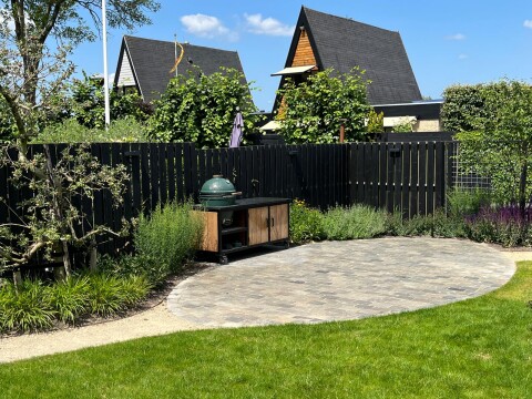 terras bestrating tegels tuintegels verharding grote tegels bestraten stratenmaker hovenier tuin tuin tuinman hovenier tegels leggen nieuwe bestrating tegels tuintegels groter terras tuinterras weghalen tegels tuintegels