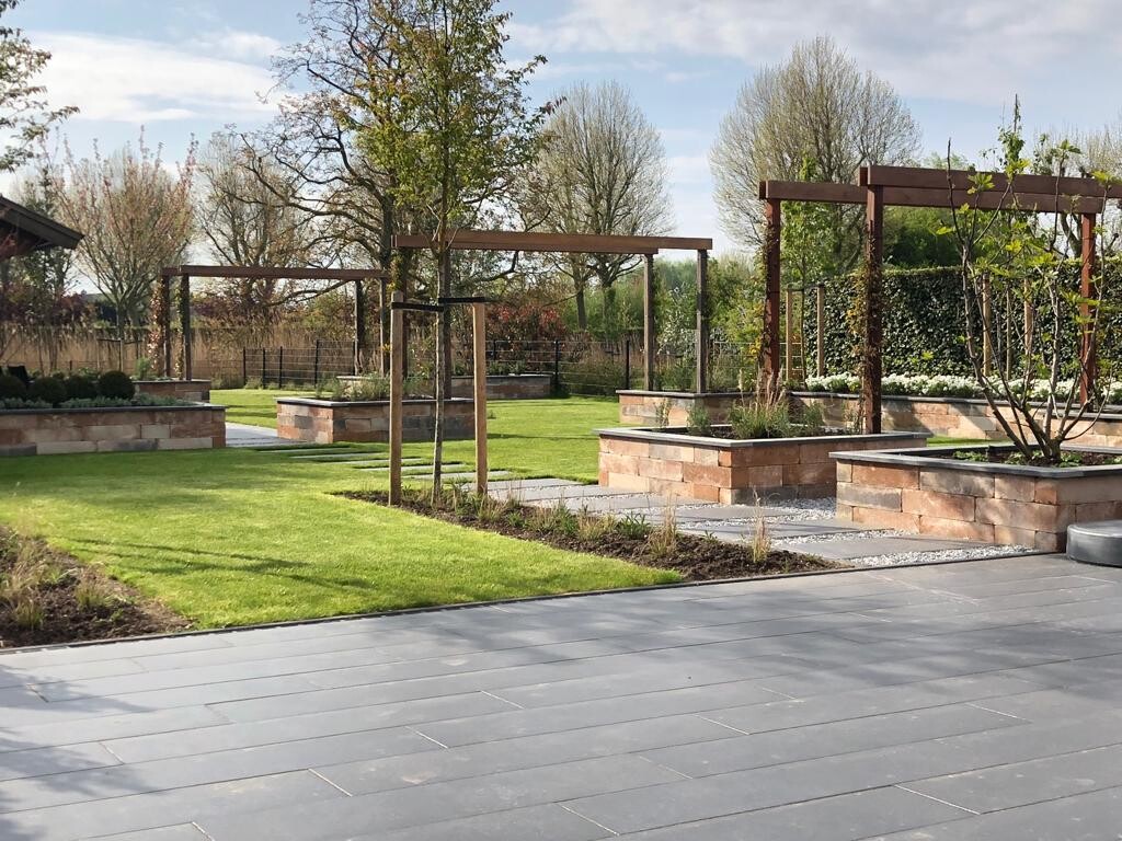 tuin ophogen verzakte straat tegels pad aanleg tuinen nieuwe tuin hovenier aanleg tuinman